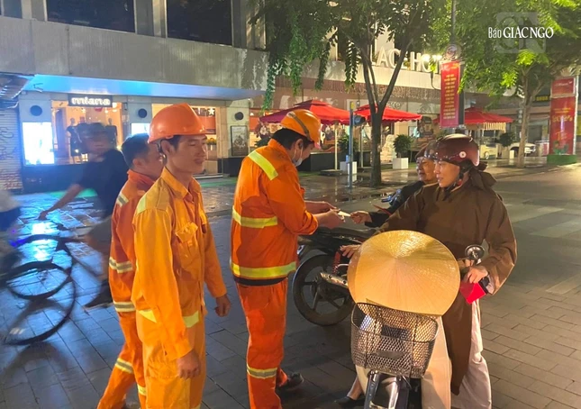 Hình ảnh này trở nên thân quen và xúc động với anh em công nhân dịp cuối năm