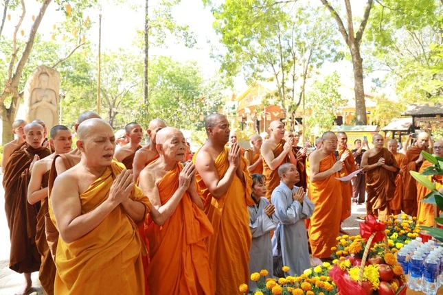 Chư Tăng và Phật tử tại lễ khai mạc khóa tu thiền đầu Xuân Giáp Thìn