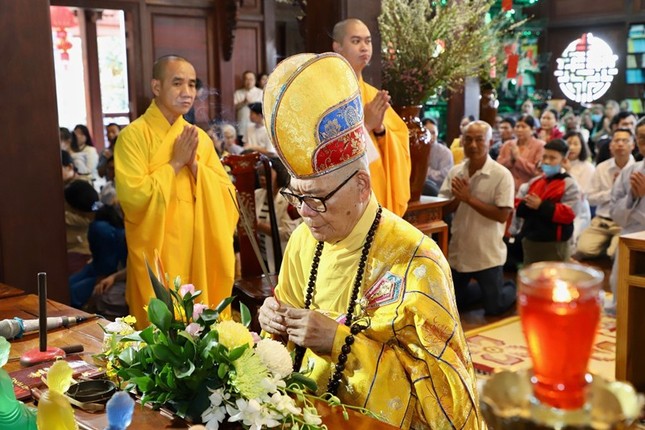 Hòa thượng Thích Châu Quang niêm hương Tam bảo