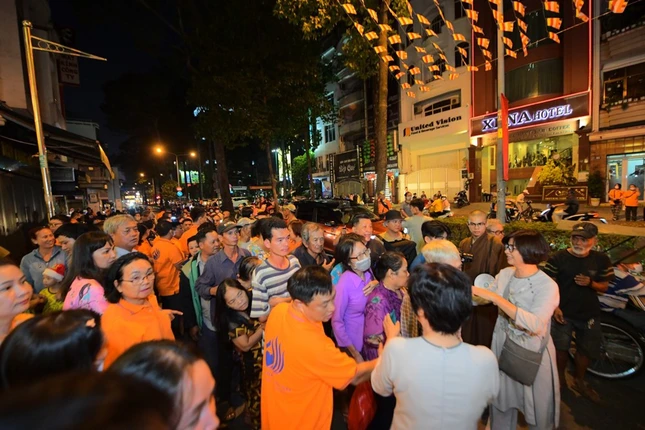 1.000 phần quà được chùa Giác Ngộ trao đến những hoàn cảnh khó khăn trong đêm giao thừa