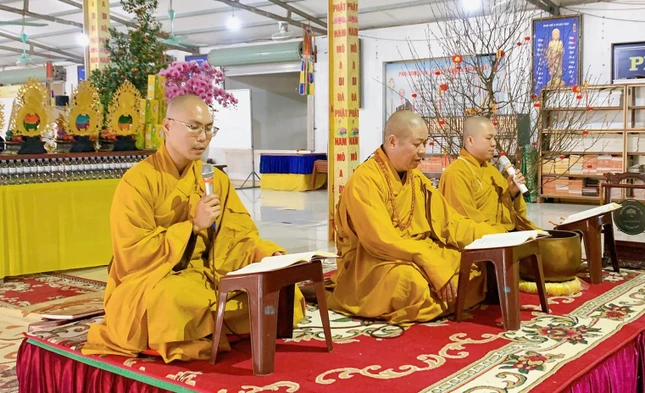 Hòa thượng Thích Thọ Lạc chủ trì khóa lễ, tuyên sớ cầu an đầu năm