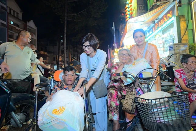 Trao quà Tết đến những gia đình khó khăn