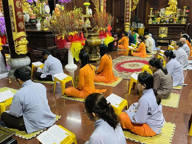 Phật tử trì tụng kinh Dược Sư cầu an đầu năm