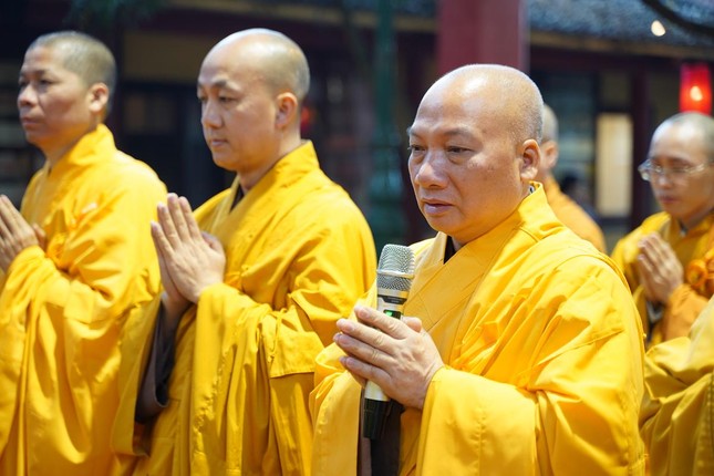 Thượng tọa Thích Chiếu Tuệ đại diện cho chư tôn đức dâng lời tác bạch khánh tuế