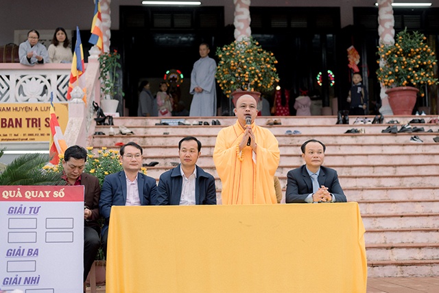 Đại đức trú trì chúc Tết đến Phật tử