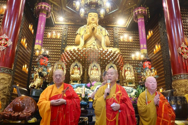 Thượng tọa Thích Huệ Công thay mặt Ban đại diện Phật giáo người Hoa chúc Tết toàn thể Tăng, Ni các tự viện, hội quán, cộng đồng Phật tử người Hoa