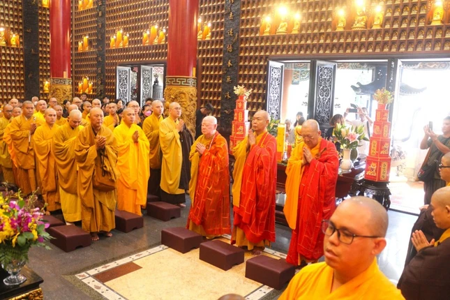 Thực hiện nghi thức khai kinh đầu năm mới