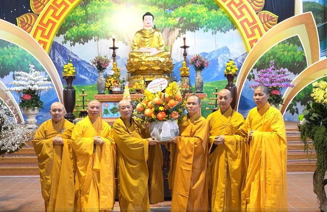 Trao hoa khánh tuế Hòa thượng Thích Bảo Nghiêm tại chùa Bằng
