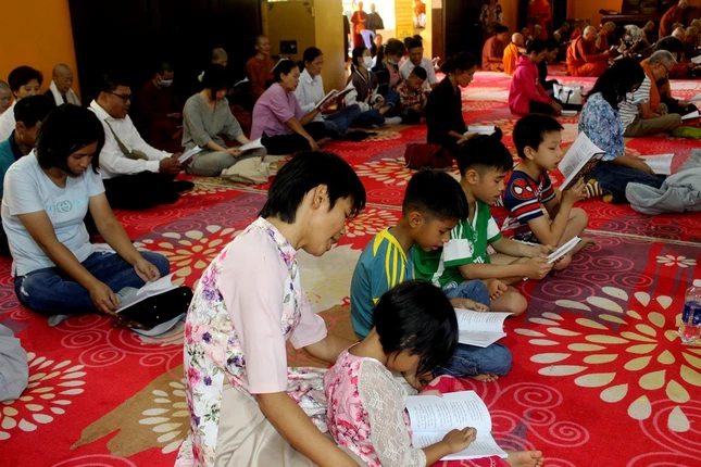 Phật tử nhỏ tuổi cũng về chùa tham dự