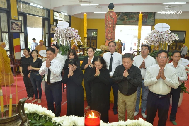 Phái đoàn Thành ủy TP.HCM tưởng niệm Giác linh Trưởng lão Hòa thượng