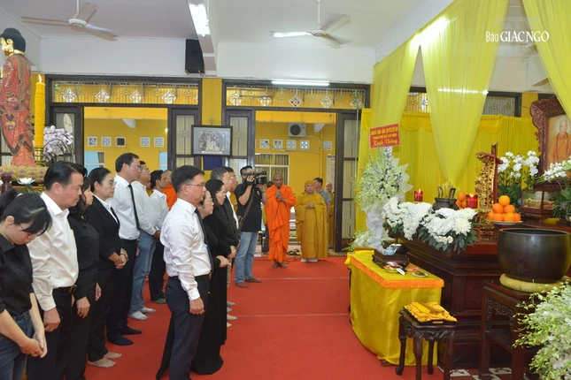 Phái đoàn Thành ủy, HĐND, UBND, UBMTTQVN, Sở Nội vụ TP.HCM thành kính viếng tang