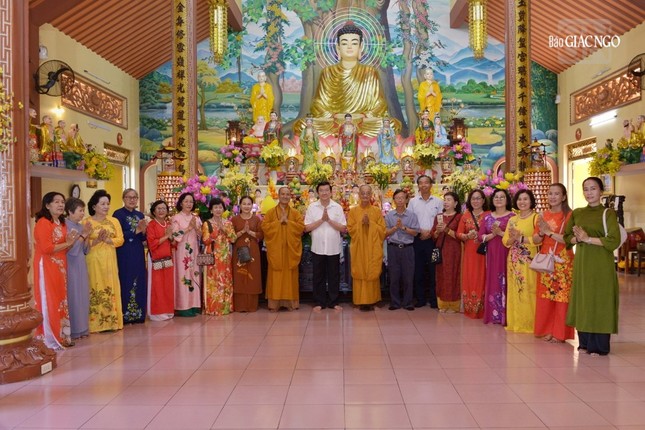 Chụp ảnh lưu niệm tại chùa Pháp Giới, Q.Tân Phú, TP.HCM