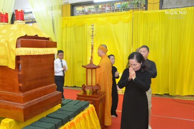 Bà Nguyễn Thị Lệ hữu nhiễu kim quan bái biệt