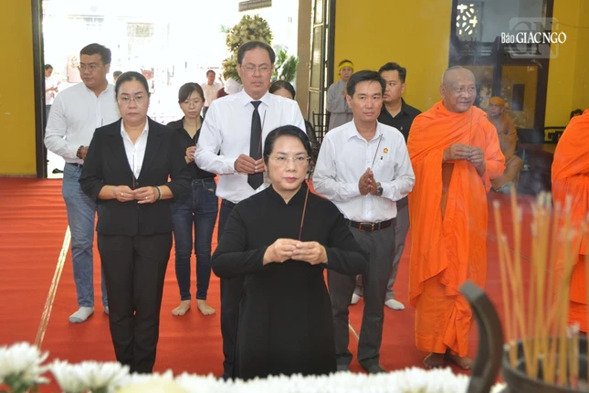 Phái đoàn Ủy ban MTTQVN TP.HCM kính viếng