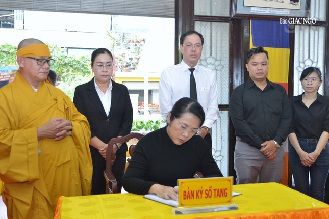 Chủ tịch UBMTTQVN TP.HCM Trần Kim Yến viết sổ tang lưu niệm