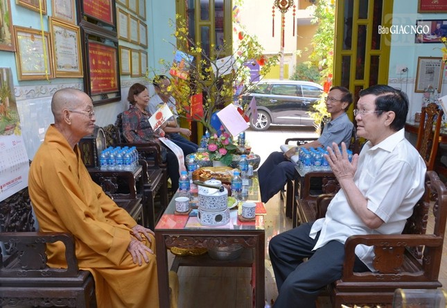 Trưởng lão Hòa thượng Thích Huệ Văn trao đổi thân tình một số kỷ niệm ngày trước