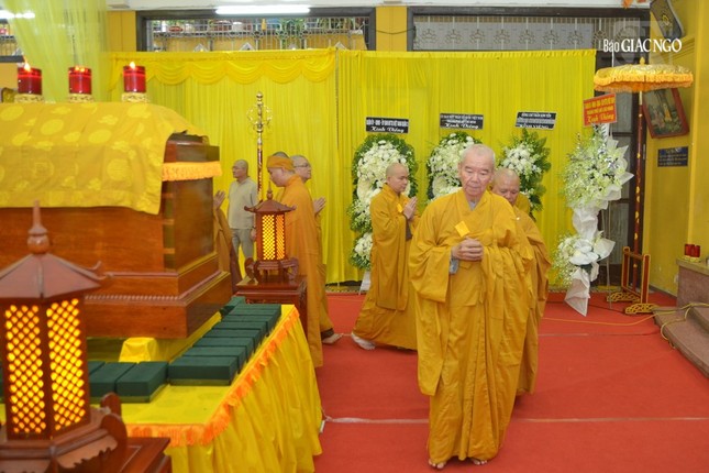 Trưởng lão Hòa thượng Thích Thiện Xuân, Thành viên Hội đồng Chứng minh và chư tôn đức Ban Trị sự GHPGVN Q.Tân Phú hữu nhiễu kim quan