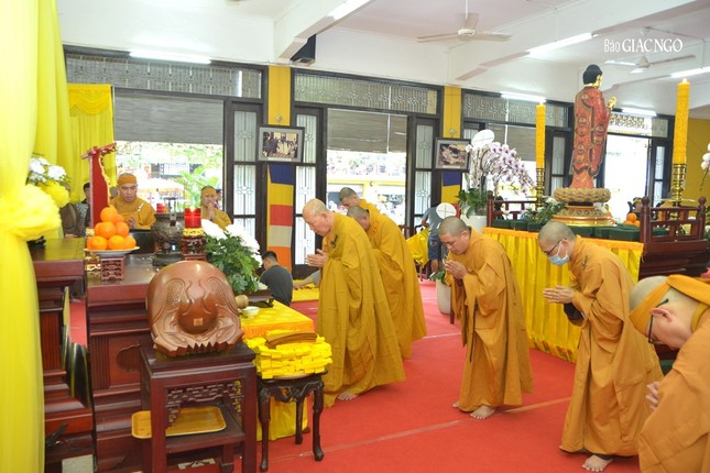 Chư tôn đức chùa Giác Nguyên kính viếng