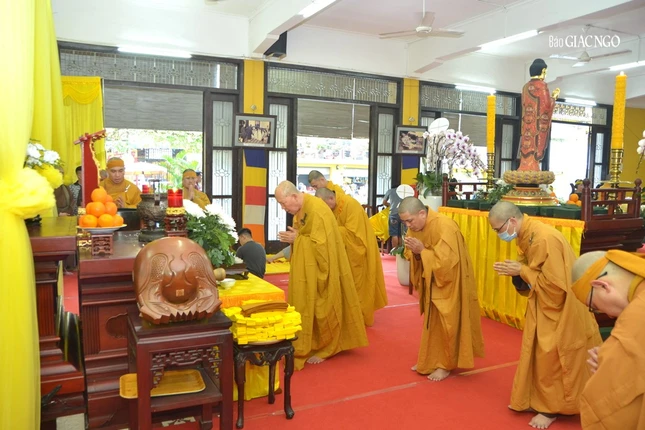 Chư tôn đức chùa Giác Nguyên kính viếng