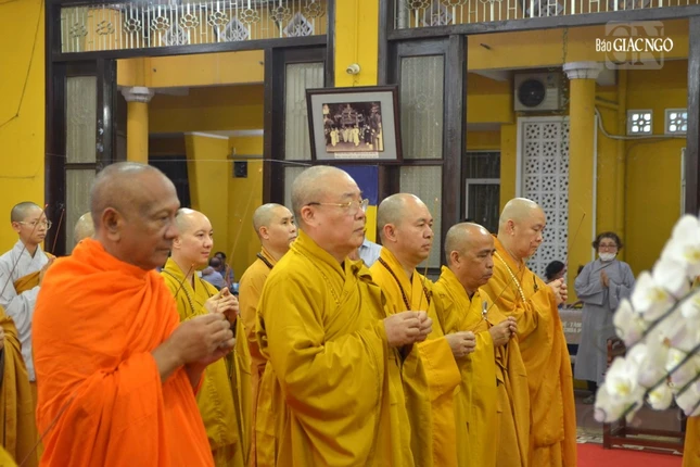 Chư tôn đức Ban Thường trực Hội đồng Trị sự phía Bắc, Văn phòng I T.Ư, lãnh đạo các Ban, Viện T.Ư và Học viện Phật giáo VN tại TP.HCM niêm hương tưởng niệm