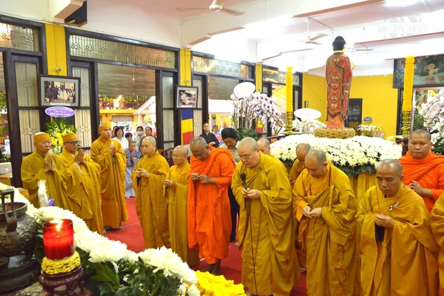 Chư tôn đức đảnh lễ Giác linh Trưởng lão Hòa thượng