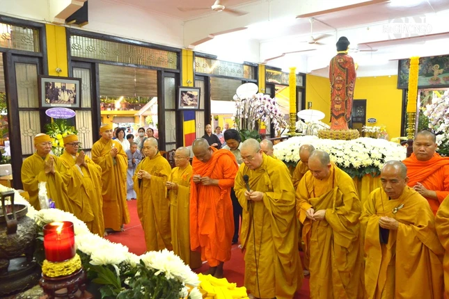 Chư tôn đức đảnh lễ Giác linh Trưởng lão Hòa thượng