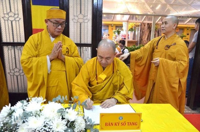 Thượng tọa Thích Đức Thiện viết sổ tang lưu niệm