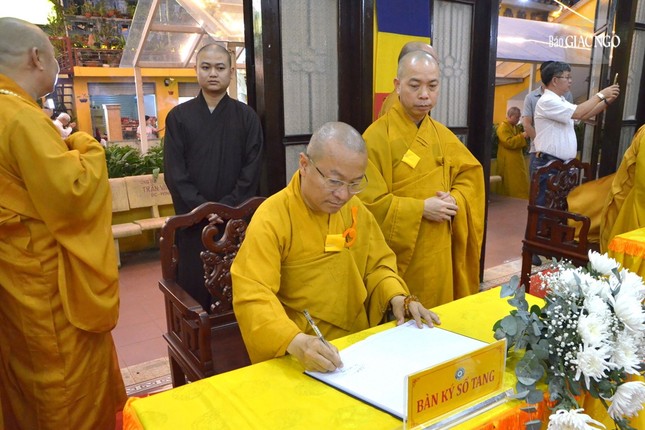 Thượng tọa Thích Nhật Từ viết sổ tang