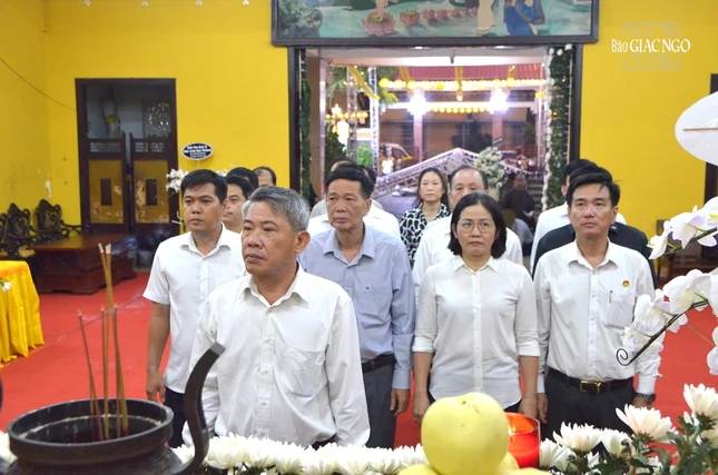 Lãnh đạo Quận ủy, UBND, UBMTTQVN Q.3 tưởng niệm