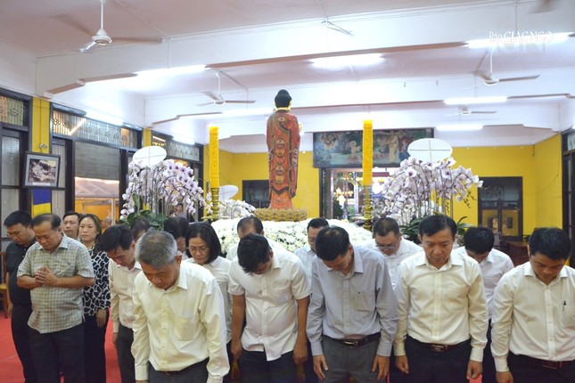 Quận ủy, UBND, UBMTTQVN Q.3 mặc niệm trước Giác linh đường Trưởng lão Hòa thượng