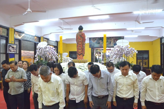 Quận ủy, UBND, UBMTTQVN Q.3 mặc niệm trước Giác linh đường Trưởng lão Hòa thượng