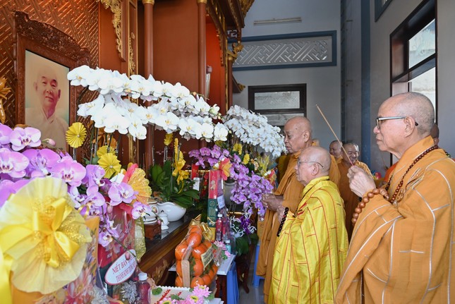 Chư tôn đức niêm hương tưởng niệm