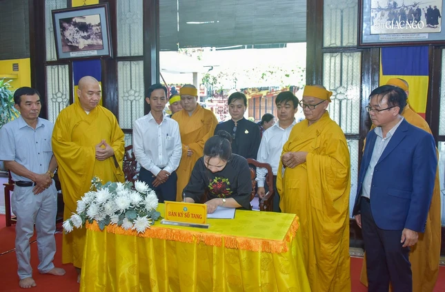 Phái đoàn lãnh đạo Đảng, Chính phủ và các cơ quan viếng tang Trưởng lão Hòa thượng Thích Hiển Tu ngày 14-2024