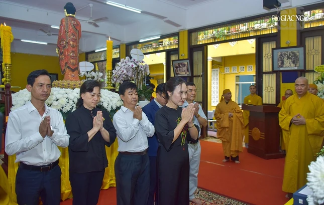 Bà Trần Thị Minh Nga và phái đoàn Ban Tôn giáo Chính phủ viếng tang