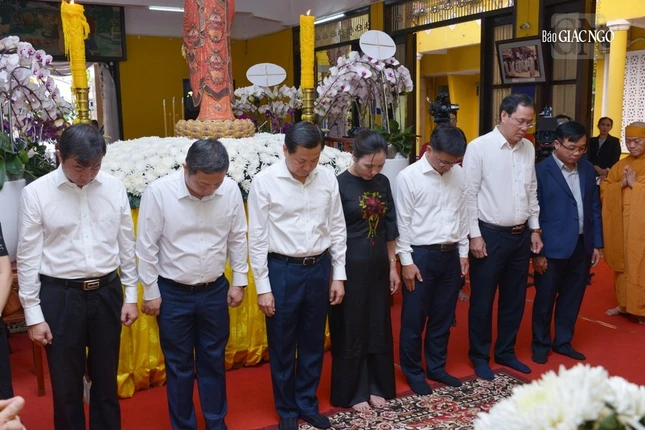Phái đoàn dành phút tưởng niệm trước Giác linh đài Trưởng lão Hòa thượng