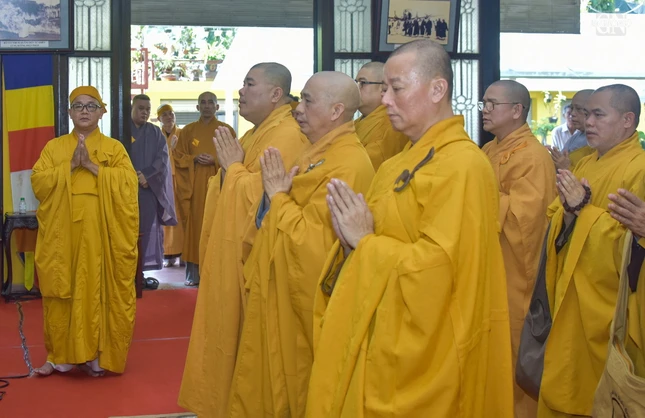 Ban Trị sự GHPGVN Q.Bình Thạnh thắp nén tâm hương tưởng niệm