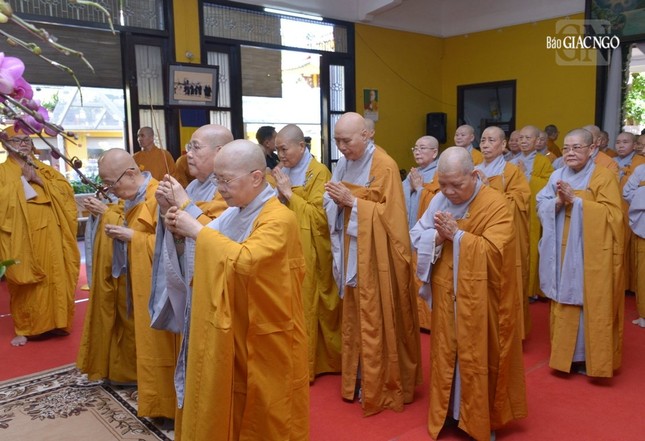 Phái đoàn Phân ban Ni giới T.Ư và Phân ban Ni giới TP.HCM kính viếng Phái đoàn Phân ban Ni giới T.Ư và Phân ban Ni giới TP.HCM kính viếng