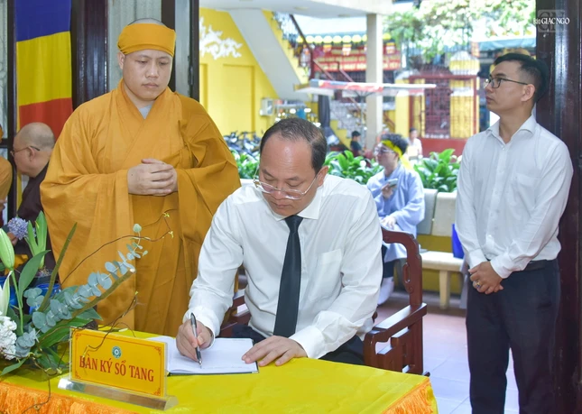 Phó Bí thư Thường trực Thành ủy TP.HCM Nguyễn Hồ Hải ghi sổ tang lưu niệm