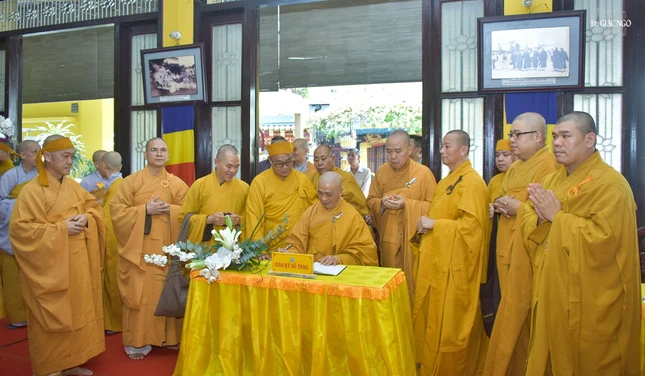 Thượng tọa Thích Tâm Chơn, Trưởng ban Trị sự GHPGVN Q.Bình Thạnh viết sổ tang phân ưu