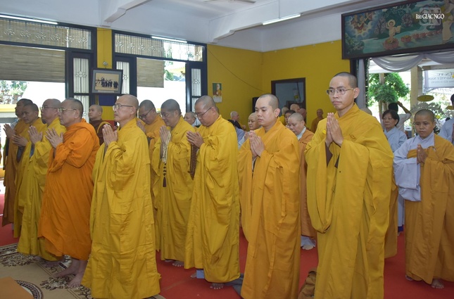 Phái đoàn Ban Văn hóa T.Ư kính viếng