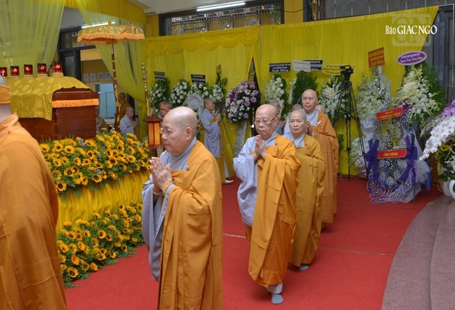 Hữu nhiễu kim quan tưởng niệm