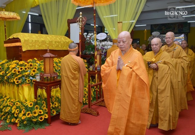 Hòa thượng Thích Lệ Trang hữu nhiễu kim quan bái biệt Hòa thượng Thích Lệ Trang hữu nhiễu kim quan bái biệt