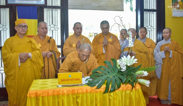 Thượng tọa Thích Giác Trí, Trưởng ban Trị sự Q.Gò Vấp viết sổ tang lưu niệm