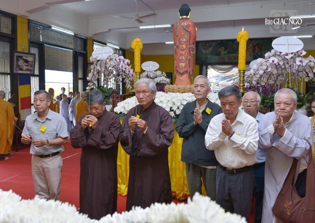 Ban Phật học Xá Lợi do Cư sĩ Trần Đình Sơn làm trưởng đoàn thành kính tưởng niệm