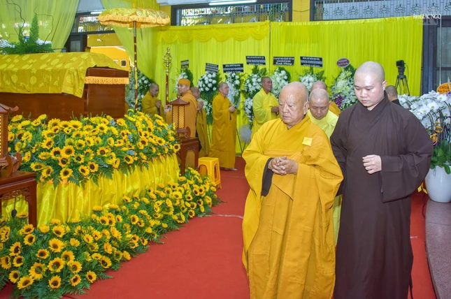 Hữu nhiễu kim quan