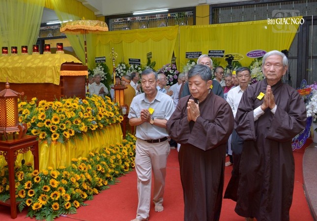 Thọ tâm tang và hữu nhiễu bái biệt Trưởng lão Hòa thượng Thọ tâm tang và hữu nhiễu bái biệt Trưởng lão Hòa thượng