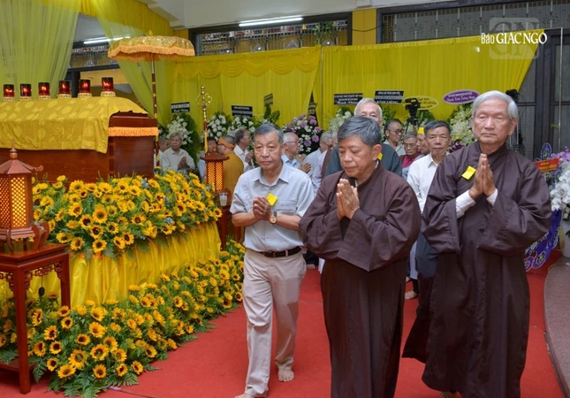 Thọ tâm tang và hữu nhiễu bái biệt Trưởng lão Hòa thượng