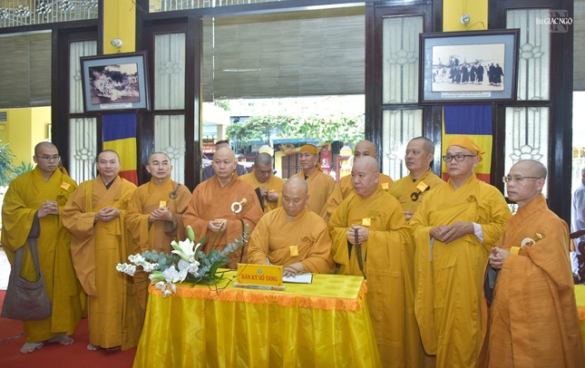 Thượng tọa Thích Minh Bảo, Trưởng ban Trị sự GHPGVN Q.4 viết sổ tang lưu niệm