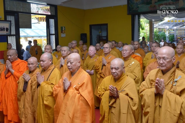 Chư tôn đức thành kính dâng nén tâm hương tưởng niệm, tri ân Trưởng lão Hòa thượng cho đạo pháp và dân tộc