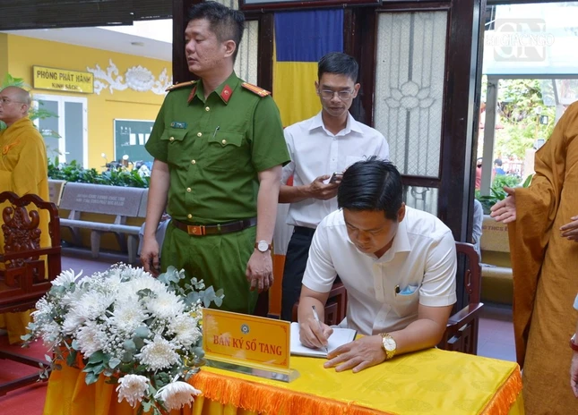 ... và viết sổ tang lưu niệm